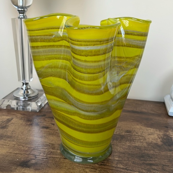 Large hand blown glass ribbon vase - Murano? Fenton?